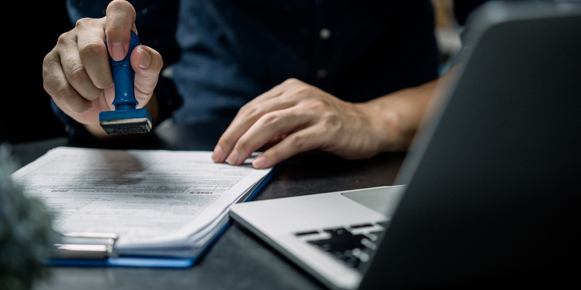 臣邑移民：全球所得申報與稅務居民判定全解析