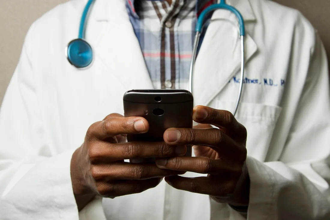 醫療與研究專業人員在工作場域中的日常景象